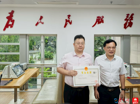 广东欣润物业管理有限公司负责人刘先生在荔湾区政务服务中心顺利完成营业执照申请。刘灏摄