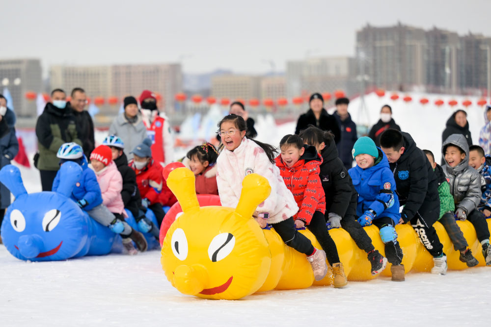 小朋友在呼和浩特市东河冰场参与冰雪亲子趣味运动会（2024年2月1日摄）。随着冰雪运动“南展西扩东进”战略的推进，一些过去为欧美厂家代工生产的企业，</p><p style=