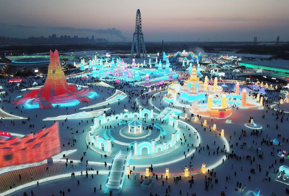游客在哈尔滨冰雪大世界游玩（无人机照片，</p><p style=