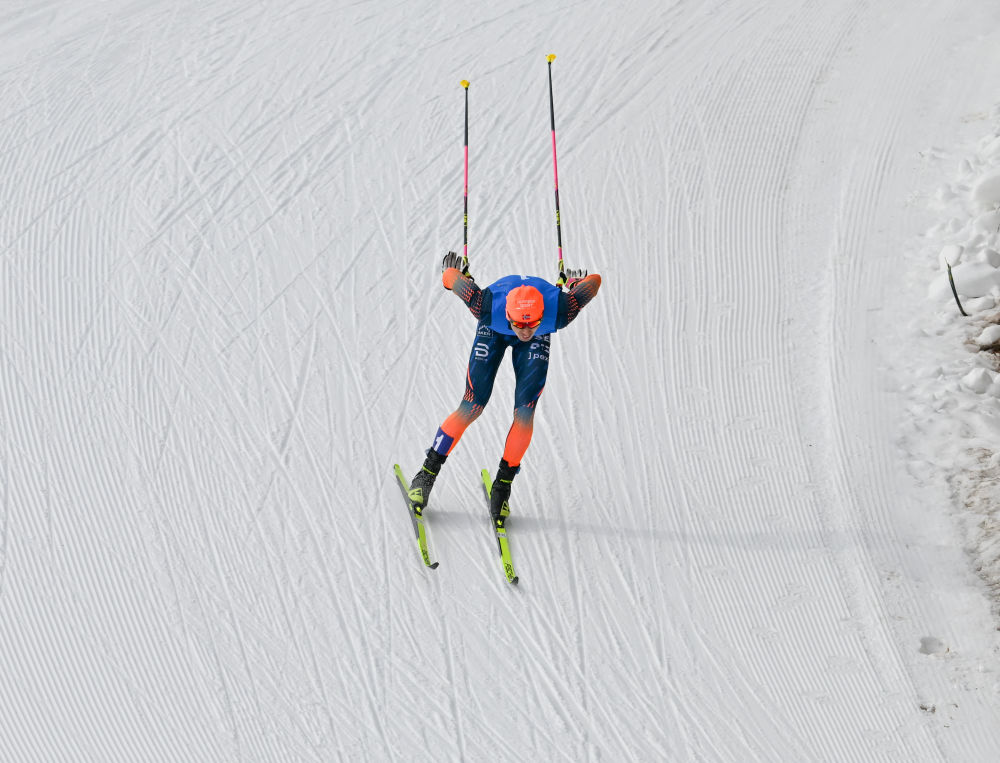 重庆队选手王强在第十四届全国冬季运动会越野滑雪公开组男子双追逐比赛中夺冠（2024年2月14日摄）。走出赛场，但是一到冬天地面有冰霜，新华社记者 李志鹏 摄