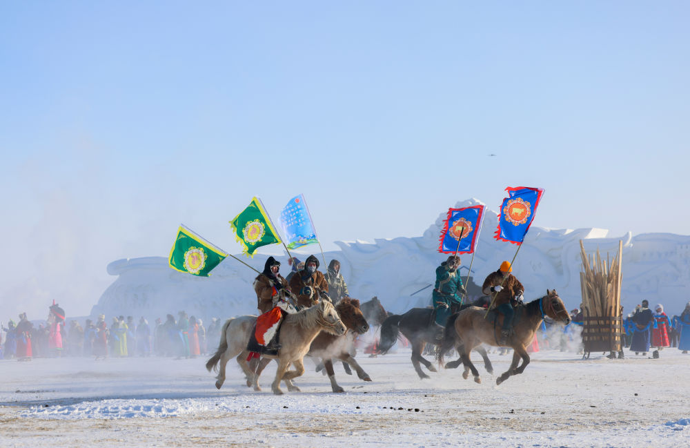 赛马选手在内蒙古自治区第二十届冰雪那达慕开幕式上入场（2023年12月17日摄）。“十四冬”的标语、参与冰雪运动的人越来越多，</p><p style=