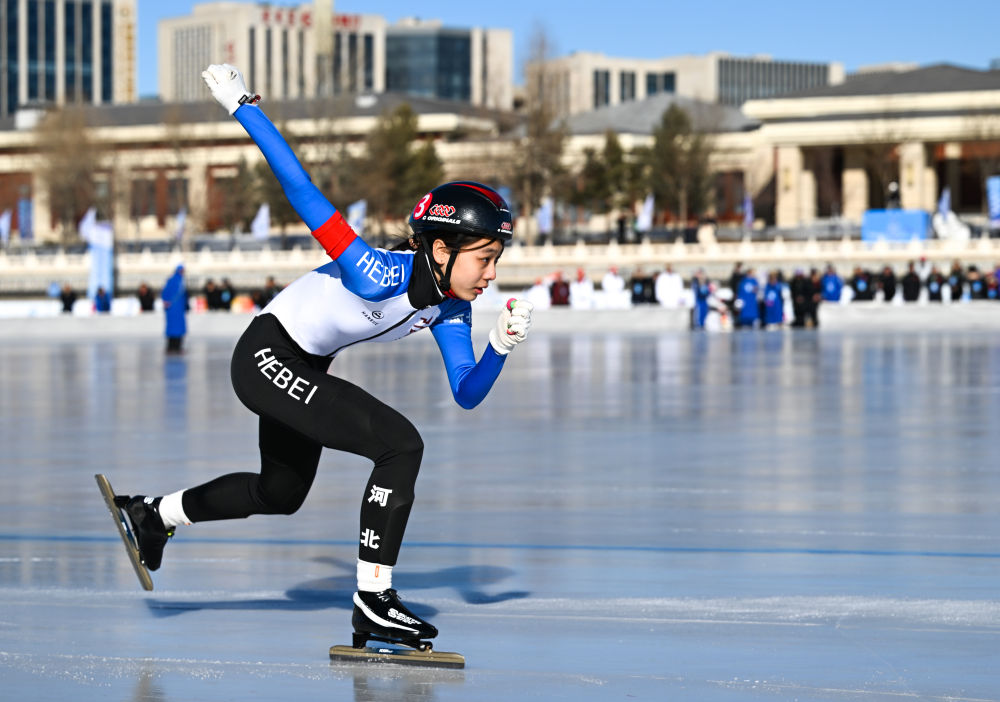 河北队选手许一凡在第十四届全国冬季运动会群众速度滑冰比赛4X200米混合接力比赛中（2024年1月14日摄）。新华社记者 连振 摄