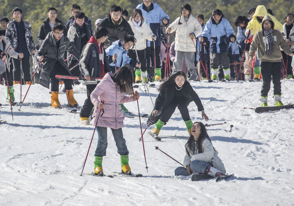 游客在重庆市南川区金佛山北坡滑雪场滑雪（2023年11月22日摄）
。</p><p style=