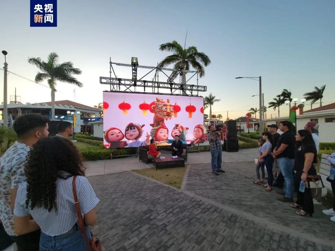 尼加拉瓜著名公园举行现场活动，播放总台春晚宣传片。