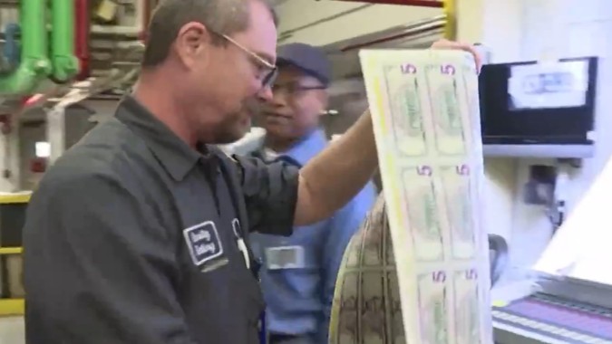 避险情绪升温 国际金价再创新高 日涨幅超2%