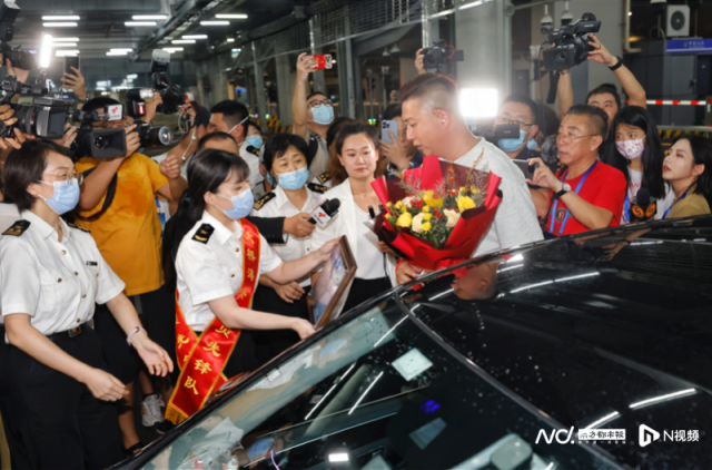 首位入境内地的香港单牌车车主获赠鲜花。南都记者黎湛均摄
