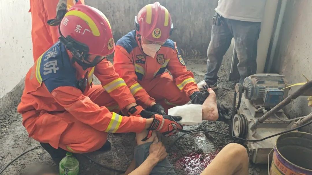 男子左腿被“咬住”，消防员“拆机”施救！