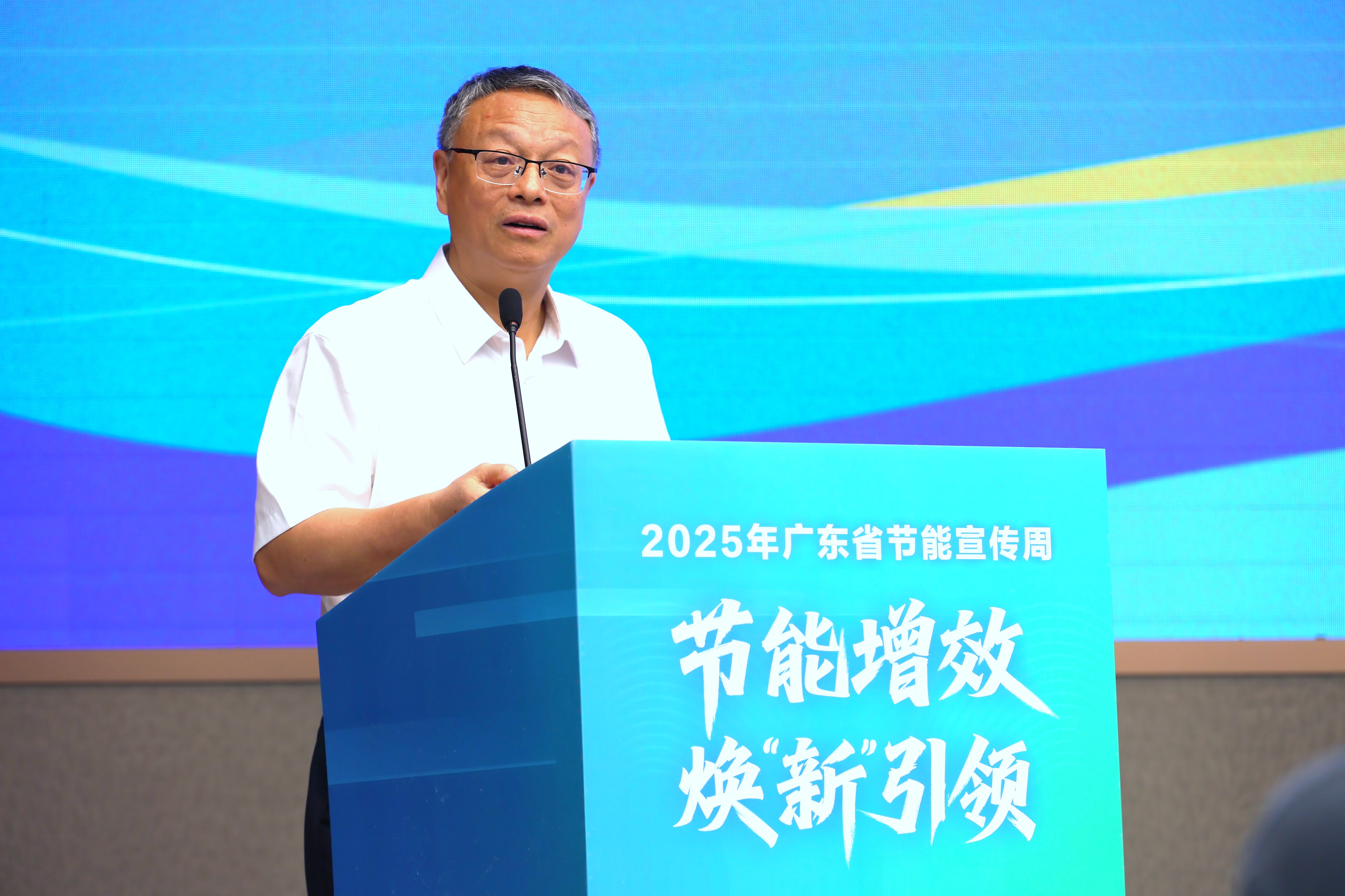 中国科学院院士、世界科学院院士、工程热物理学家郭烈锦作主题科普演讲。