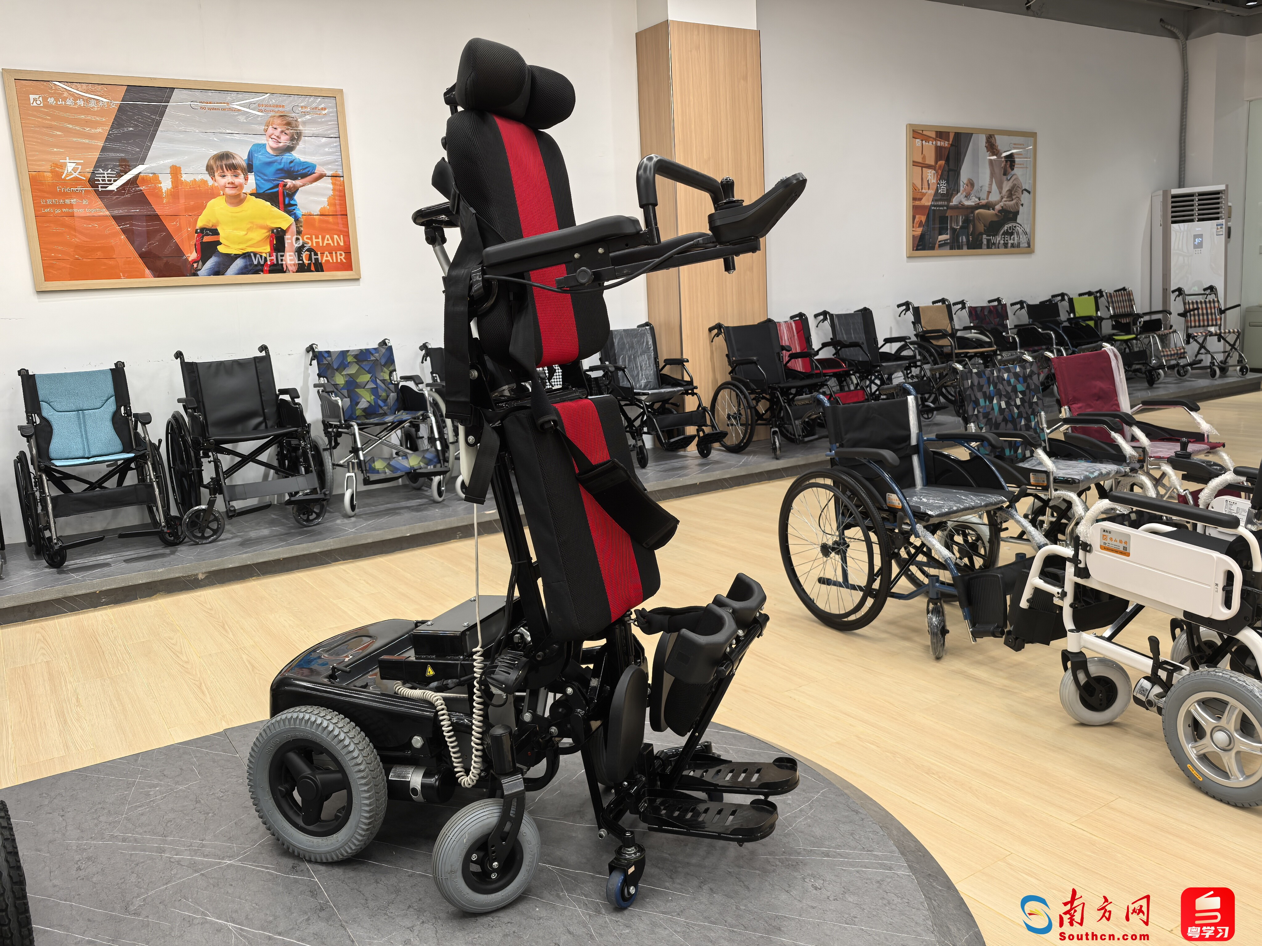 电动轮椅可辅助老年人、残疾人站立