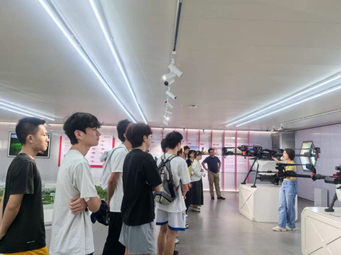极飞工作人员向参观者讲解大型农业无人机