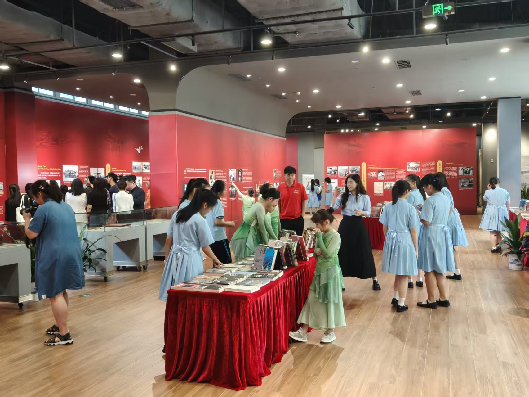 中外嘉宾在省立中山图书馆参观“铭记英雄——飞虎队在广东”历史图片展