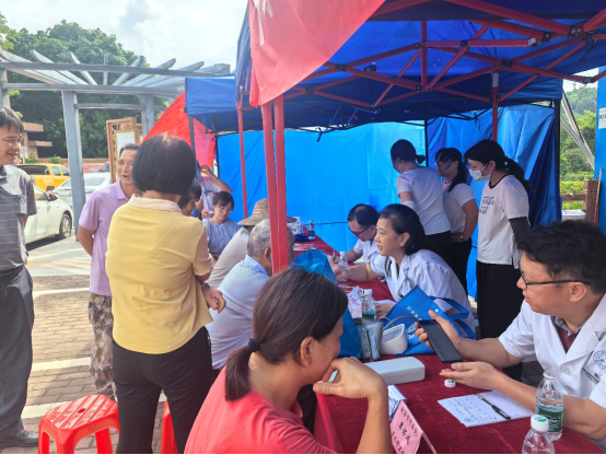 云城区前锋镇：人才云集送健康 惠民服务暖人心