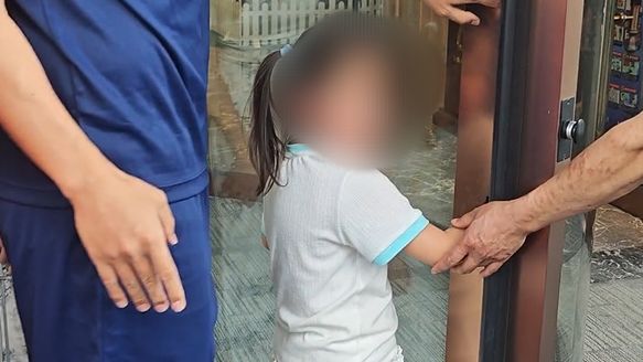 痛！旋转门“咬人”，暑期安全莫大意！