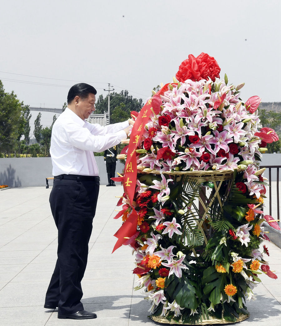 2017年6月21日，习近平总书记来到兴县，参观晋绥边区革命纪念馆，向革命烈士敬献花篮。新华社记者 李学仁 摄