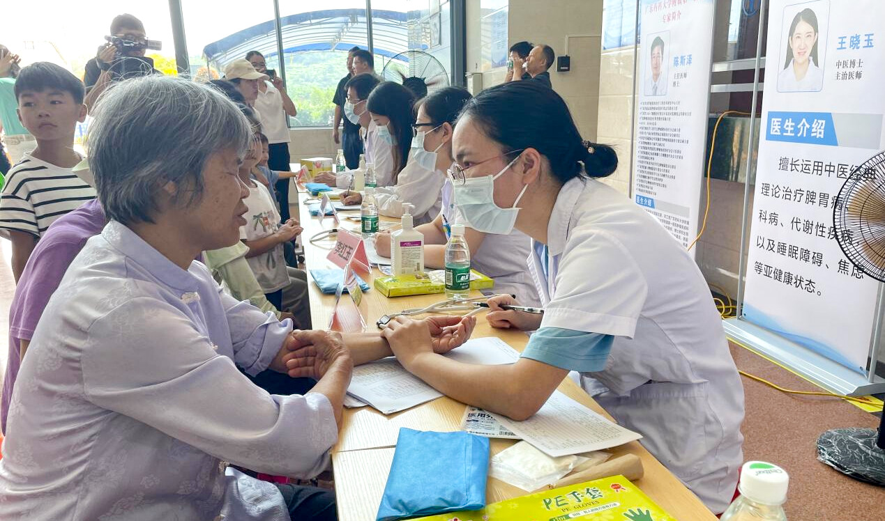 关注健康教育丨广东药科大学联合爱心企业赴罗定开展医疗帮扶活动 提升基层医疗服务能力