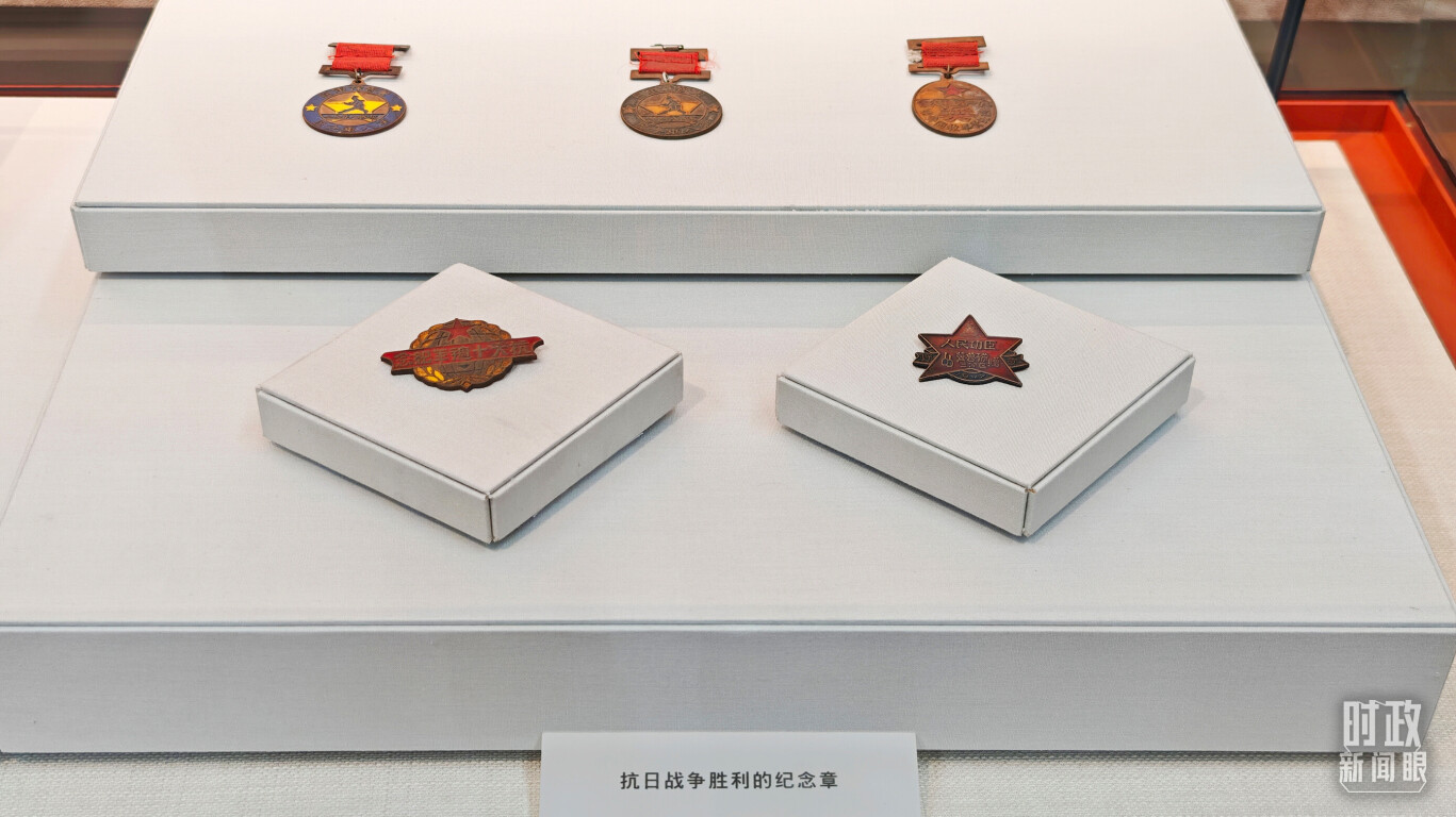 △百团大战纪念馆展陈——抗日战争胜利的纪念章。（总台央视记者许永松拍摄）
