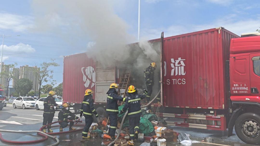 谁的快递被烧了？惠州一快递货车着火……