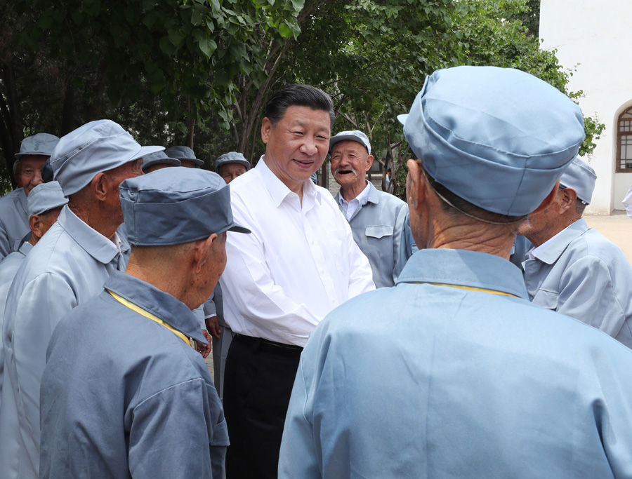 2017年6月21日上午，习近平总书记在吕梁市兴县晋绥军区司令部旧址同晋绥边区老战士老同志代表亲切交谈。新华社记者 庞兴雷 摄