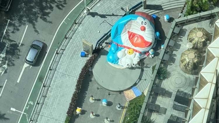 广州哆啦A梦充气玩偶“热爆了”？记者走访：被风吹倒