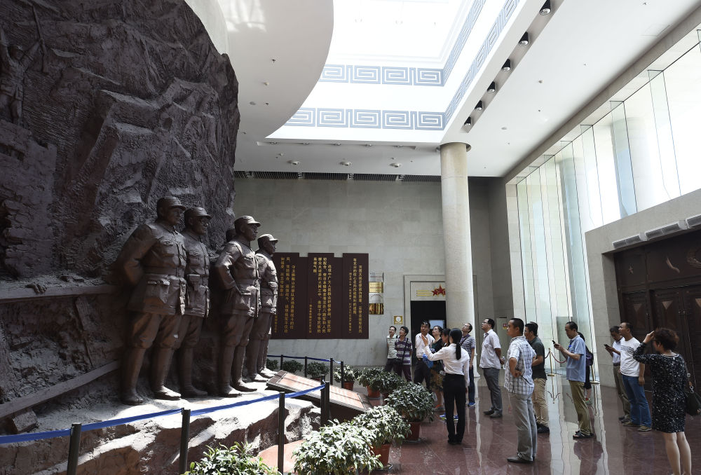 2015年7月2日，游客在阳泉市百团大战纪念馆内参观。
