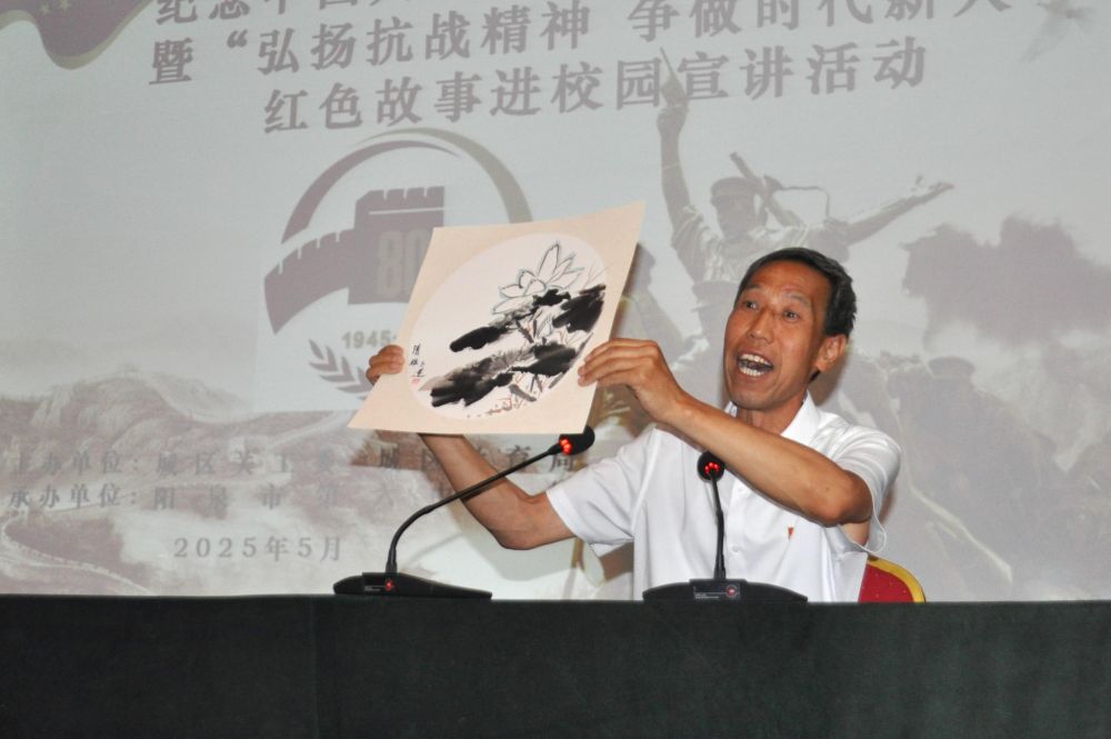 　　出生在阳泉市正太铁路破袭战沿线区域的姚永田，从小听抗战故事长大。他利用课余时间研究家乡抗战史、编写校本教材，并在校园义务宣讲红色故事100余场，努力让红色精神在年轻一代心中生根发芽。这是2025年5月26日，姚永田在阳泉市第六中学为学生们宣讲。