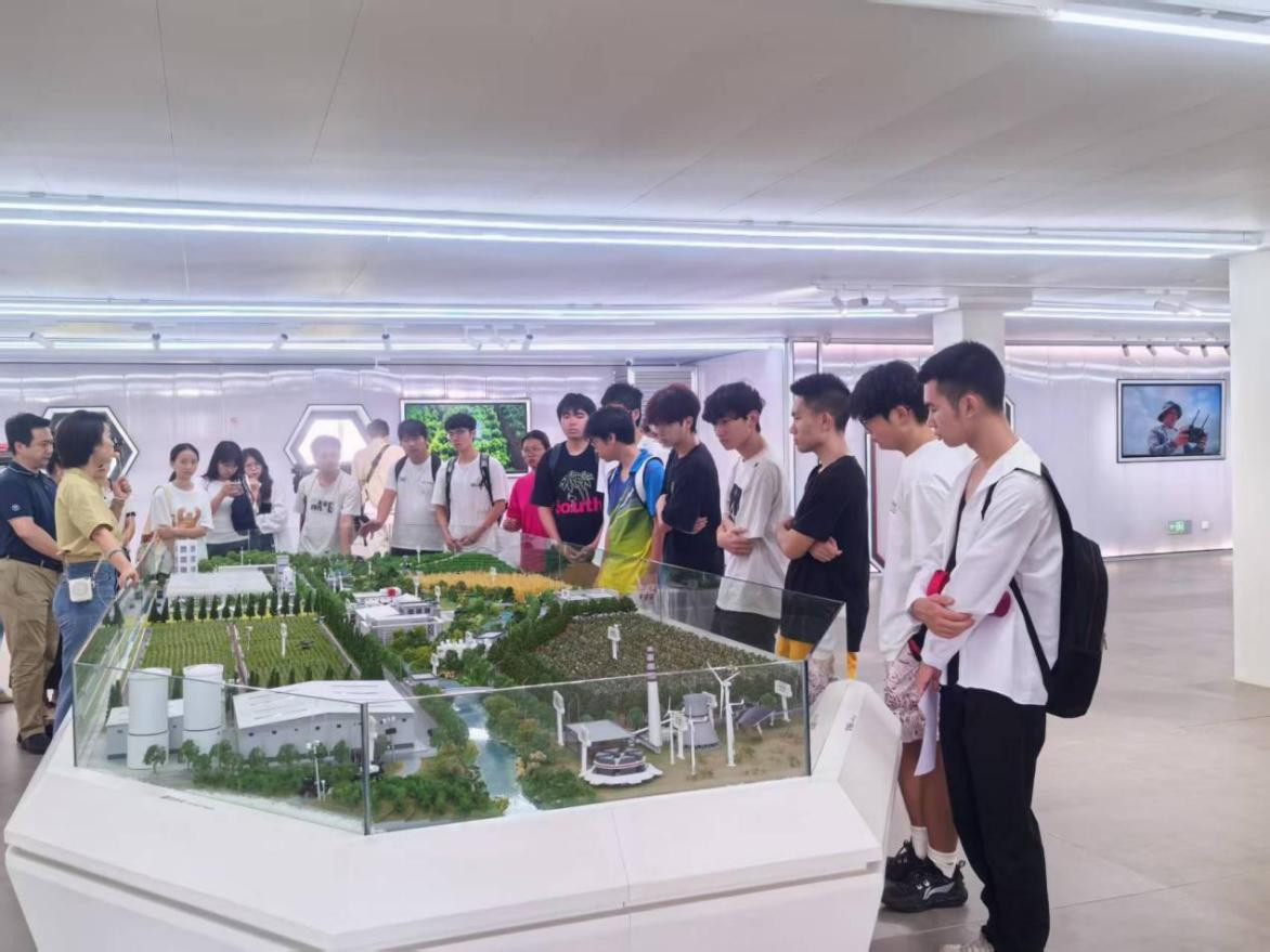 极飞工作人员向参观者讲解智能农场沙盘