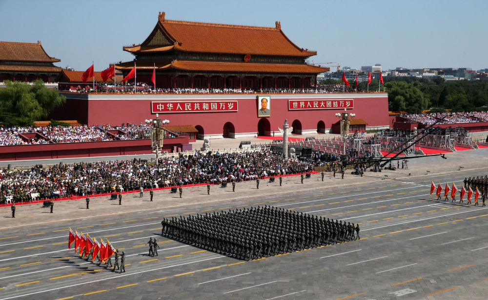 　　2015年9月3日，中国人民抗日战争暨世界反法西斯战争胜利70周年纪念大会在北京隆重举行。这是“白刃格斗英雄连”英模部队方队接受检阅。