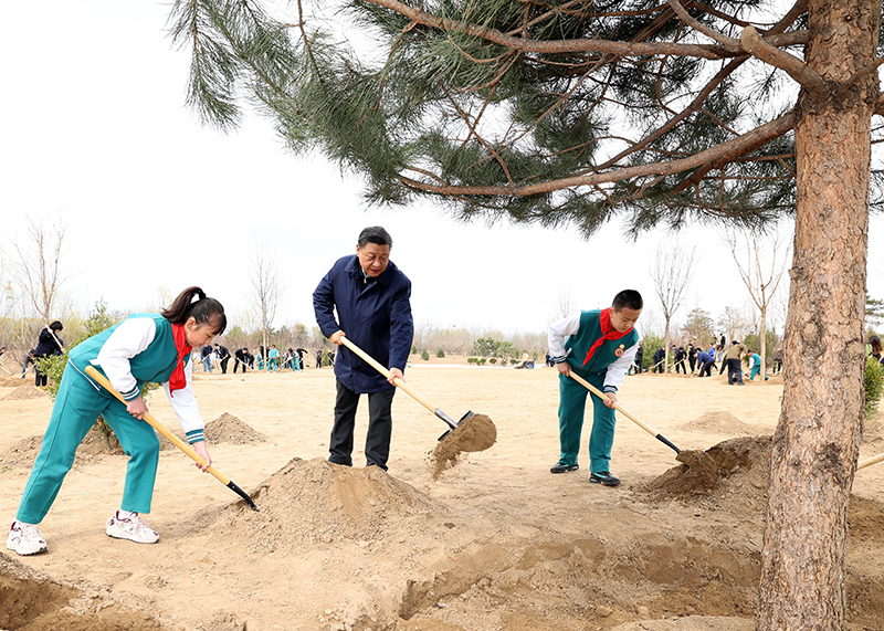 2022年3月30日，習近平等黨和國家領導人來到北京市大興區黃村鎮參加首都義務植樹活動。這是習近平同大家一起植樹。