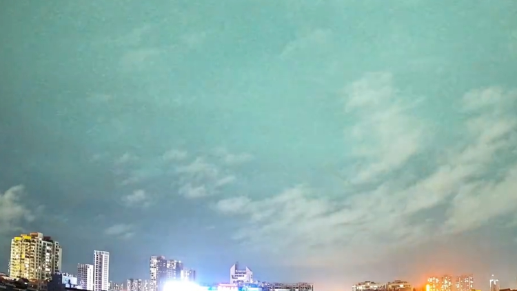 深夜巨响，茂名天空突然被照亮！疑似火流星划破夜空