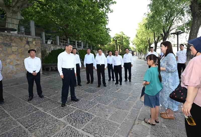 △2025年5月19日，习近平总书记在河南洛阳龙门石窟考察时，同游客亲切交流。