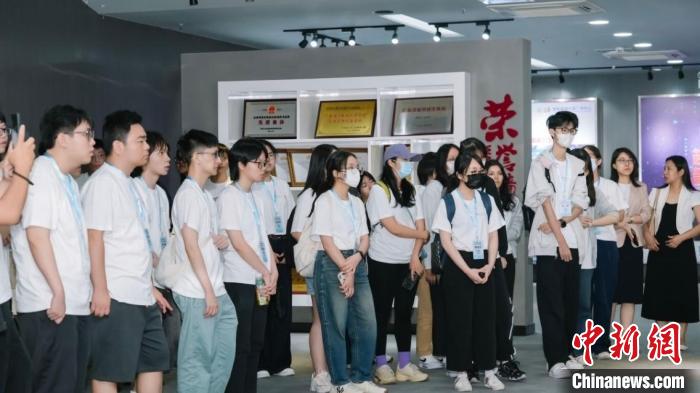 研学成员参观国家超级计算广州中心。研学夏令营 供图