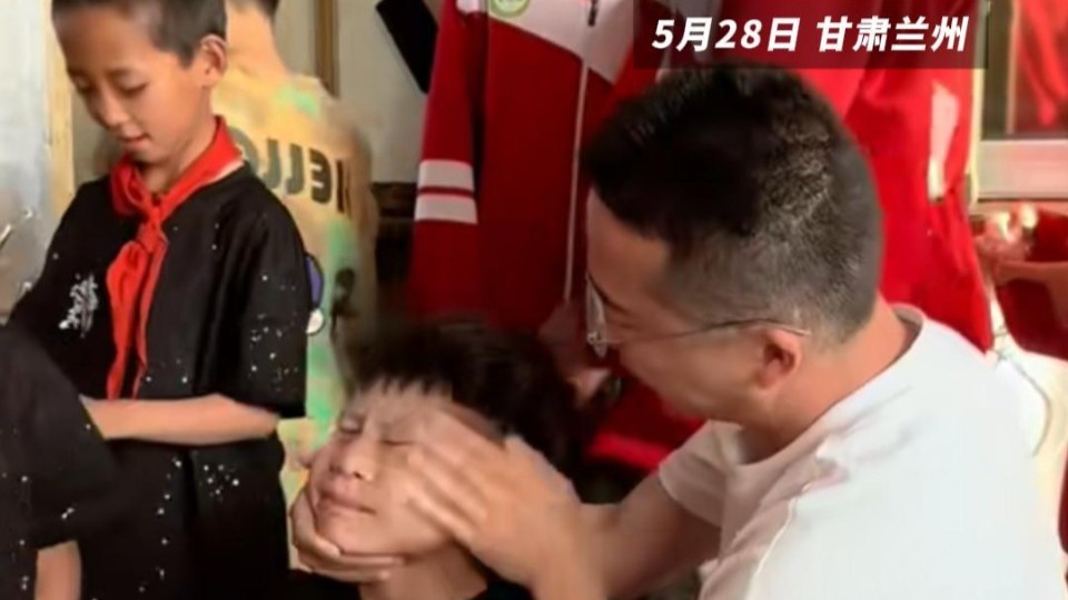 儿童节演出临近，化妆师不够，男老师上阵！“1小时化了五六十张脸”