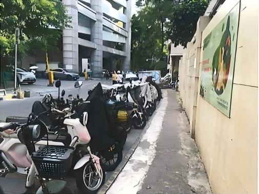 图为蒋光鼐纪念小学门前两侧大量电动自行车乱摆放现场.jpg