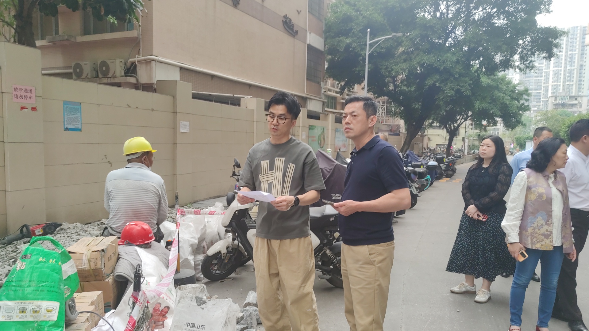 图为市代表黄增怿,区代表袁芳、黄思铭进行实地调研.jpg