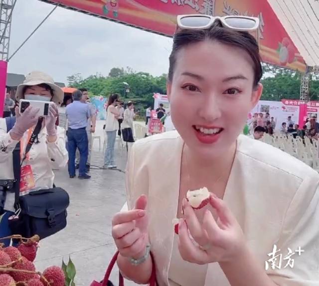 “鲜美湛江”网络推荐官刘蕊现场品尝廉江荔枝，直呼“好甜”。