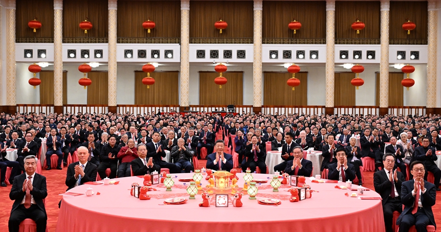 　　1月27日，中共中央、国务院在北京人民大会堂举行2025年春节团拜会。党和国家领导人习近平、李强、赵乐际、王沪宁、蔡奇、丁薛祥、李希、韩正等同首都各界人士欢聚一堂、共迎佳节。新华社记者 谢环驰 摄