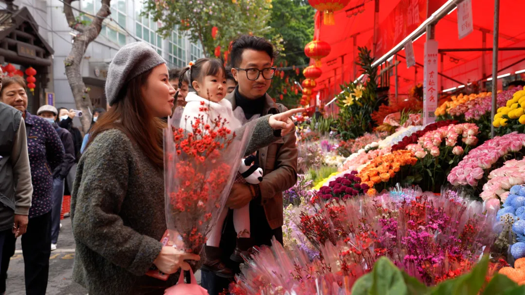 市民看花买花