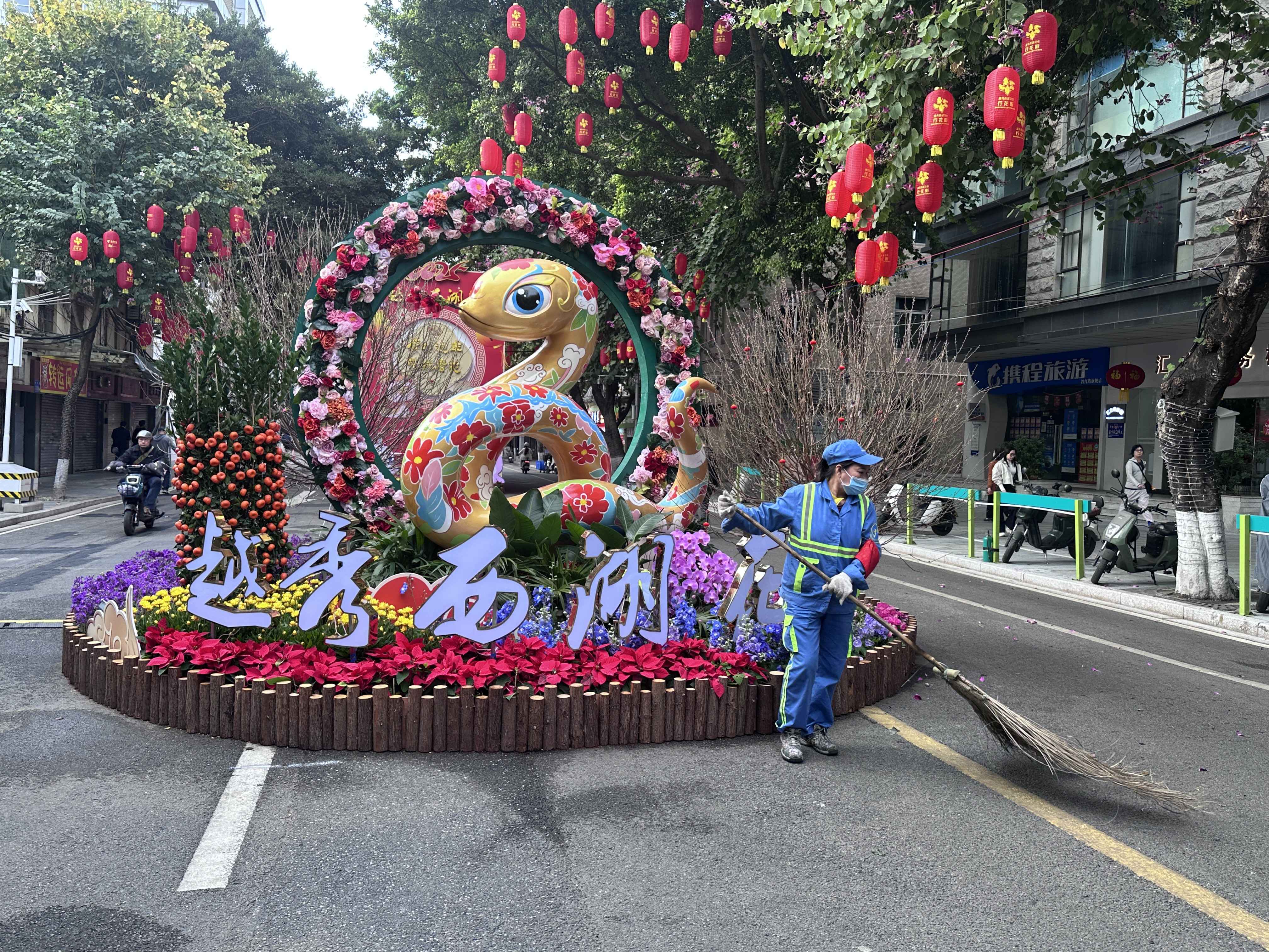 越秀西湖花市開(kāi)市前，全力對(duì)花市及周邊區(qū)域的保障餐飲場(chǎng)所燃?xì)馐褂们闆r、重點(diǎn)清理沿線路段的有序亂張貼亂涂畫(huà)和衛(wèi)生死角，”</p><p style=