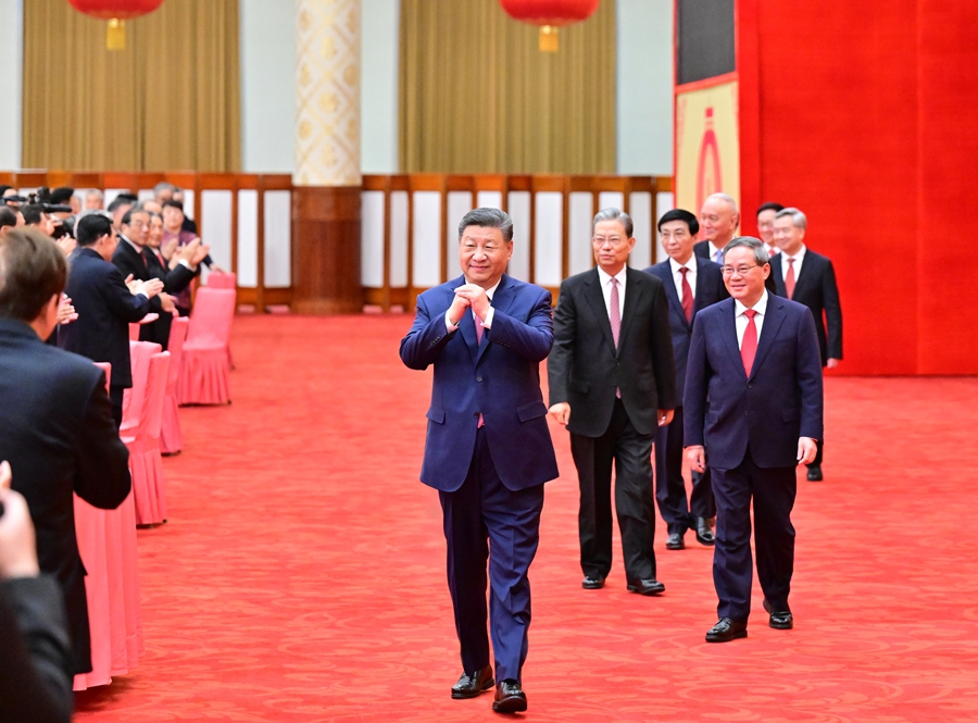 　　1月27日，中共中央、国务院在北京人民大会堂举行2025年春节团拜会。这是习近平等党和国家领导人向大家亲切致意，同大家互致问候、祝福新春。新华社记者 翟健岚 摄