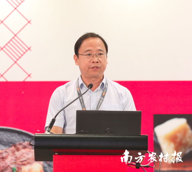 广东省农业对外经济与农民合作促进中心主任丘志勇为广东“粤字号”农产品做推介。
