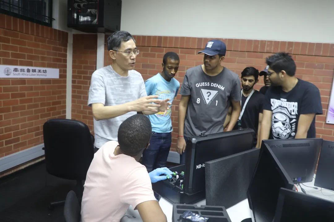 天津职业大学老师在南非鲁班工坊为学生进行设备讲解。（受访者供图）　