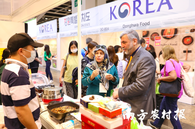 外国游客对广东特色农产品赞不绝口。