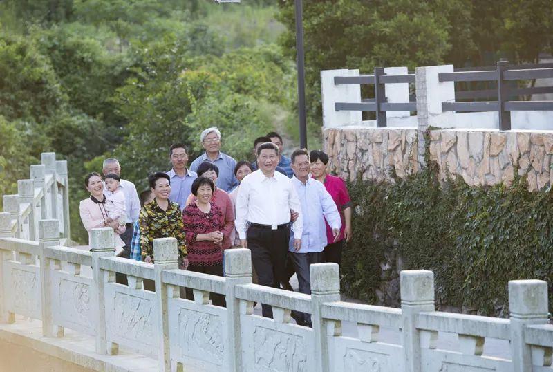 2015年5月25日，习近平总书记在浙江舟山定海区干（览加石旁）镇新建社区考察。