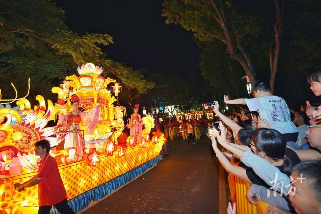 花车灯火璀璨，吸引市民游客纷纷拍照。 南方+ 戴嘉信 拍摄