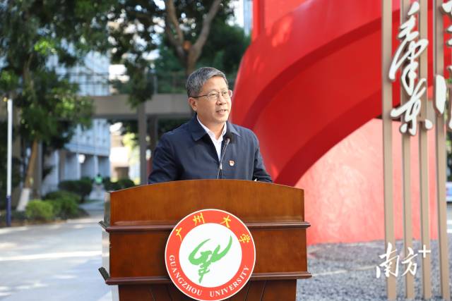 广州大学校长魏明海宣布长廊启用。