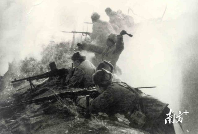 《帽落山鏖战》。1951年，帽落山阻击战的激战现场，一名战士准备投掷手榴弹。