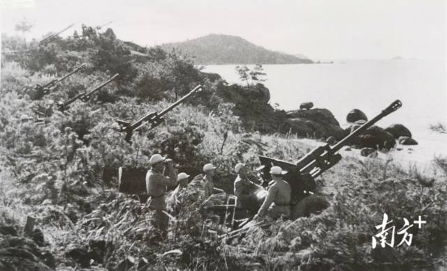1952年，配属50军的炮2师，在炮兵集群实战条件下进行射击演练。 