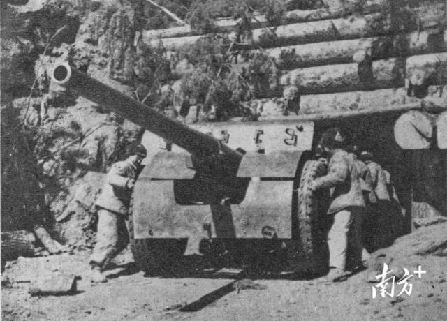 1953年，海防线上的炮兵，在修筑完工事之后，将大炮推出。  
