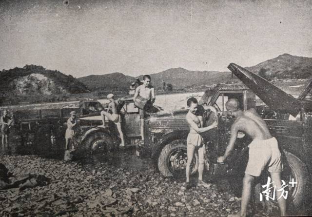 1953年，停战后，汽车运输部队的战士在河边清洗自己的车辆。抗美援朝战争中，汽车运输部队冒着随时被敌机轰炸的危险，保障战斗补给，完成弹粮供应。 
