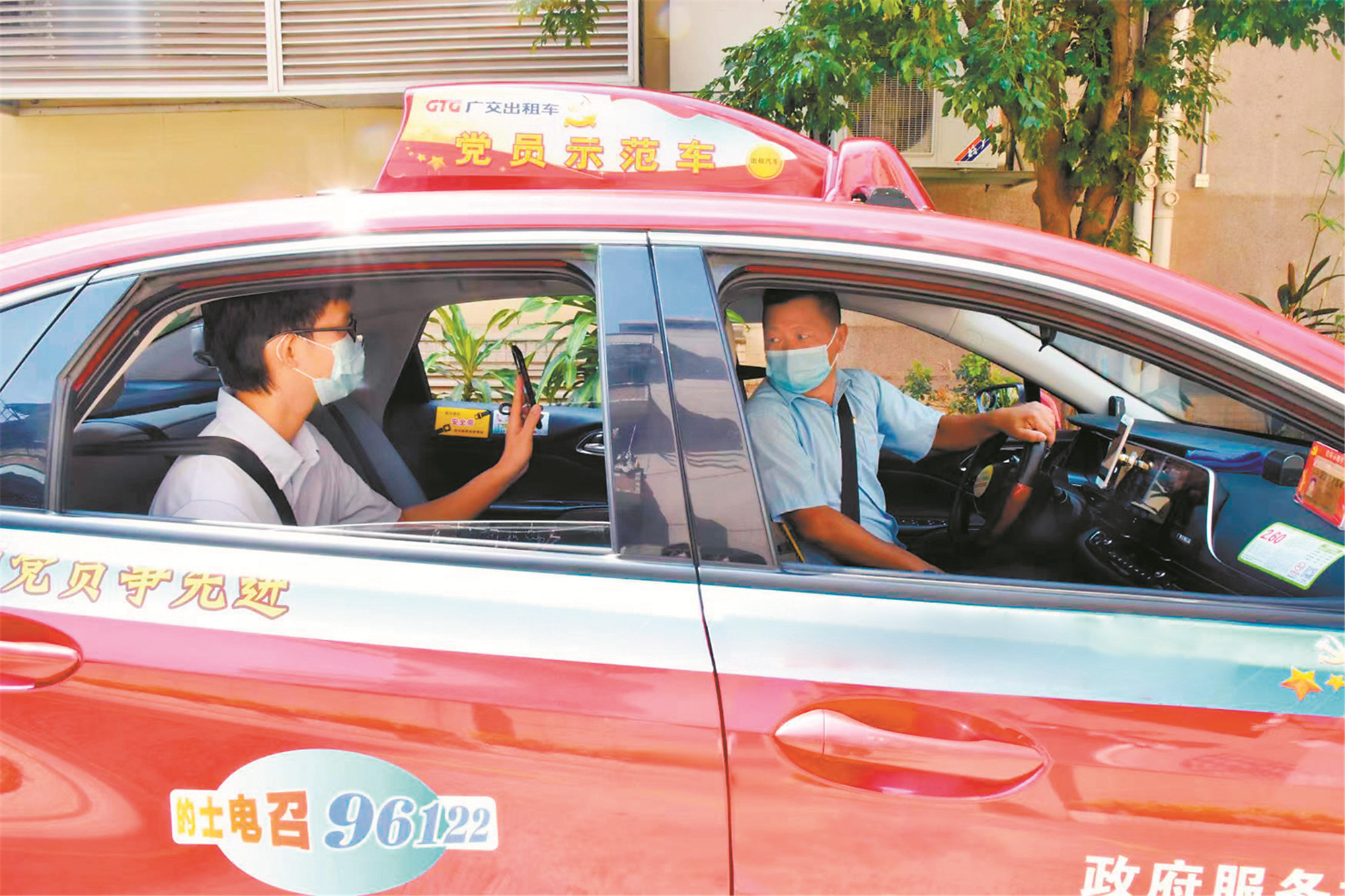出租车防控措施升级。（来源：广州日报）